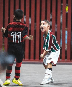 bemmaismulher.com - O jogador Marcelo, que joga no Fluminense, voltou &agrave; loja que lhe vendeu uma bola fiado na inf&acirc;ncia e tem uma linda atitude...