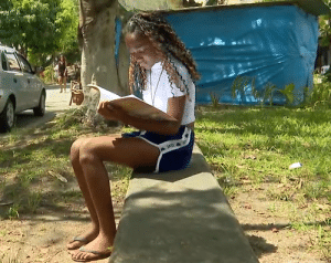 bemmaismulher.com - Aposentado de 71 anos montou uma biblioteca gratuita em praça do Rio de Janeiro