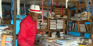 Aposentado de 71 anos montou uma biblioteca gratuita em praça do Rio de Janeiro