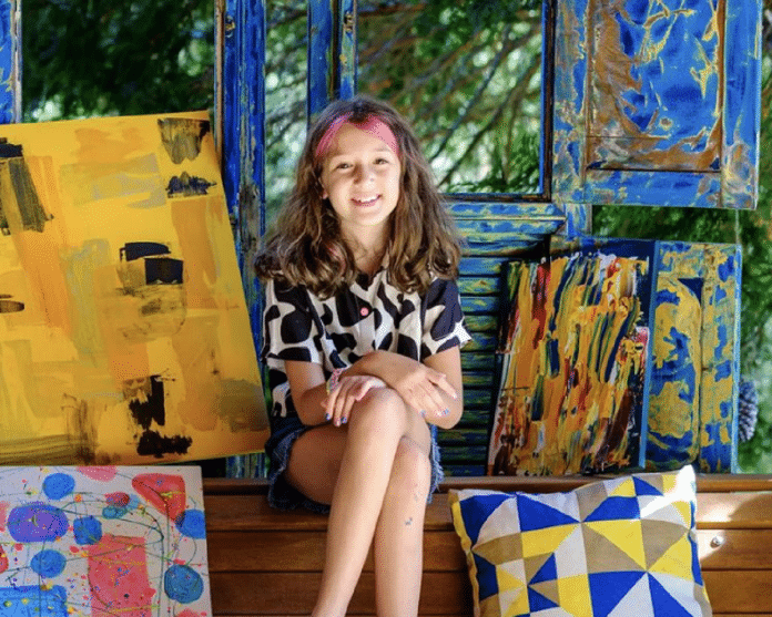 Brasileira de 9 anos é escolhida para expor seus quadros no Louvre, em Paris