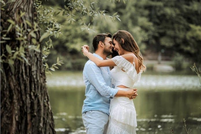 A pessoa certa pra você se relacionar pode parecer aquela que está disposta a explorar o romance