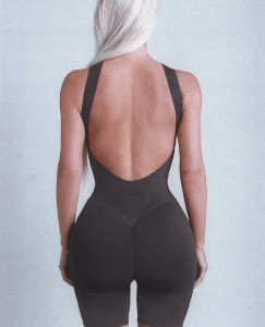 bemmaismulher.com - Kim Kardashian mostra suas famosas curvas para divulgar sua marca de roupas &iacute;ntimas SKIMS