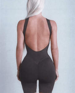 bemmaismulher.com - Kim Kardashian mostra suas famosas curvas para divulgar sua marca de roupas íntimas SKIMS