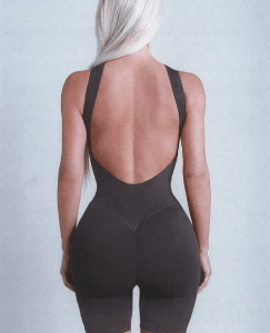 Kim Kardashian mostra suas famosas curvas para divulgar sua marca de roupas íntimas SKIMS