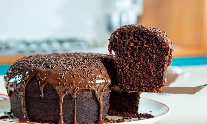 bolo-de-chocolate-com-cobertura (2) Você Não Vai Acreditar: Esse Bolo de Chocolate Não Leva Açúcar Nem Farinha!