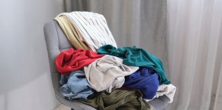 Sua cadeira cheia de roupas diz muito sobre você, Segundo a Psicologia