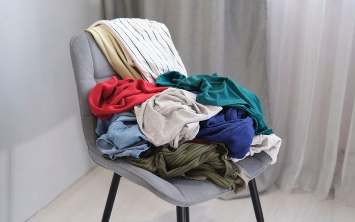 Sua cadeira cheia de roupas diz muito sobre você, Segundo a Psicologia
