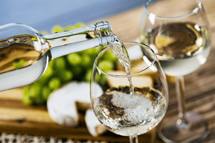 Vinho branco pode reduzir risco de parada cardíaca súbita, revela estudo
