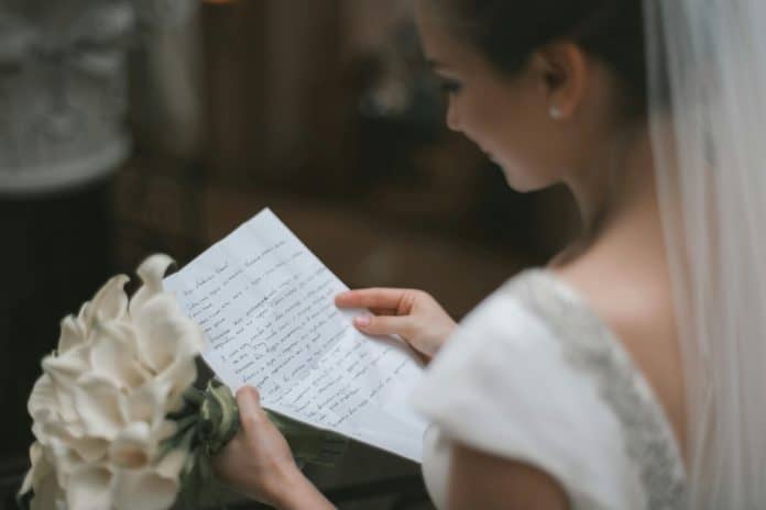 Casamento vira escândalo: noiva lê provas da traição em frente a todos os convidados
